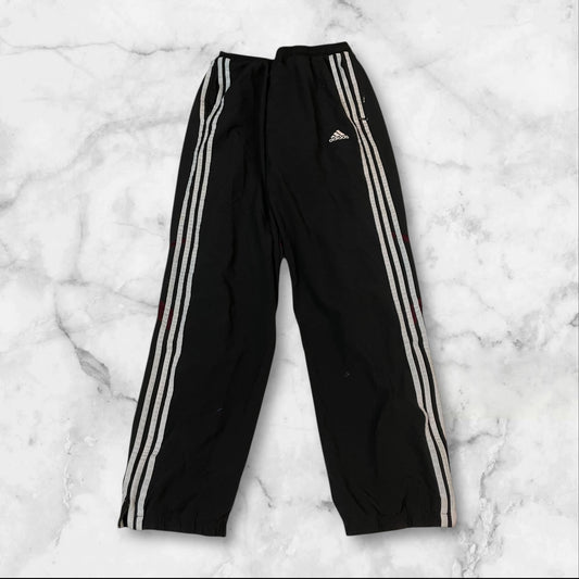 Entdecke unsere Vintage Track Pants von Nike und anderen Marken, erhältlich bei Valuxery.de - Dein Shop für trendige Vintage - Kleidung. Unsere Track Pants sind aus hochwertigen Materialien und