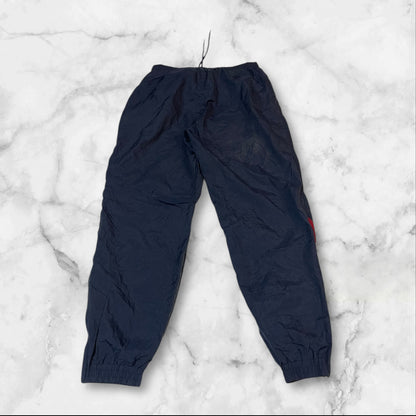 Entdecke unsere Vintage Track Pants von Nike und anderen Marken, erhältlich bei Valuxery.de - Dein Shop für trendige Vintage - Kleidung. Unsere Track Pants sind aus hochwertigen Materialien und