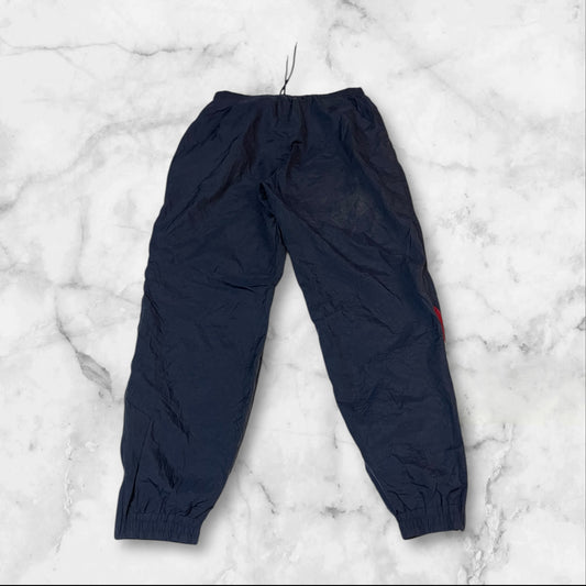 Entdecke unsere Vintage Track Pants von Nike und anderen Marken, erhältlich bei Valuxery.de - Dein Shop für trendige Vintage - Kleidung. Unsere Track Pants sind aus hochwertigen Materialien und