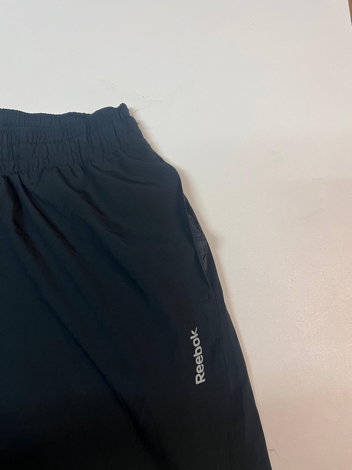 Entdecke unsere Vintage Track Pants von Nike und anderen Marken, erhältlich bei Valuxery.de - Dein Shop für trendige Vintage - Kleidung. Unsere Track Pants sind aus hochwertigen Materialien und
