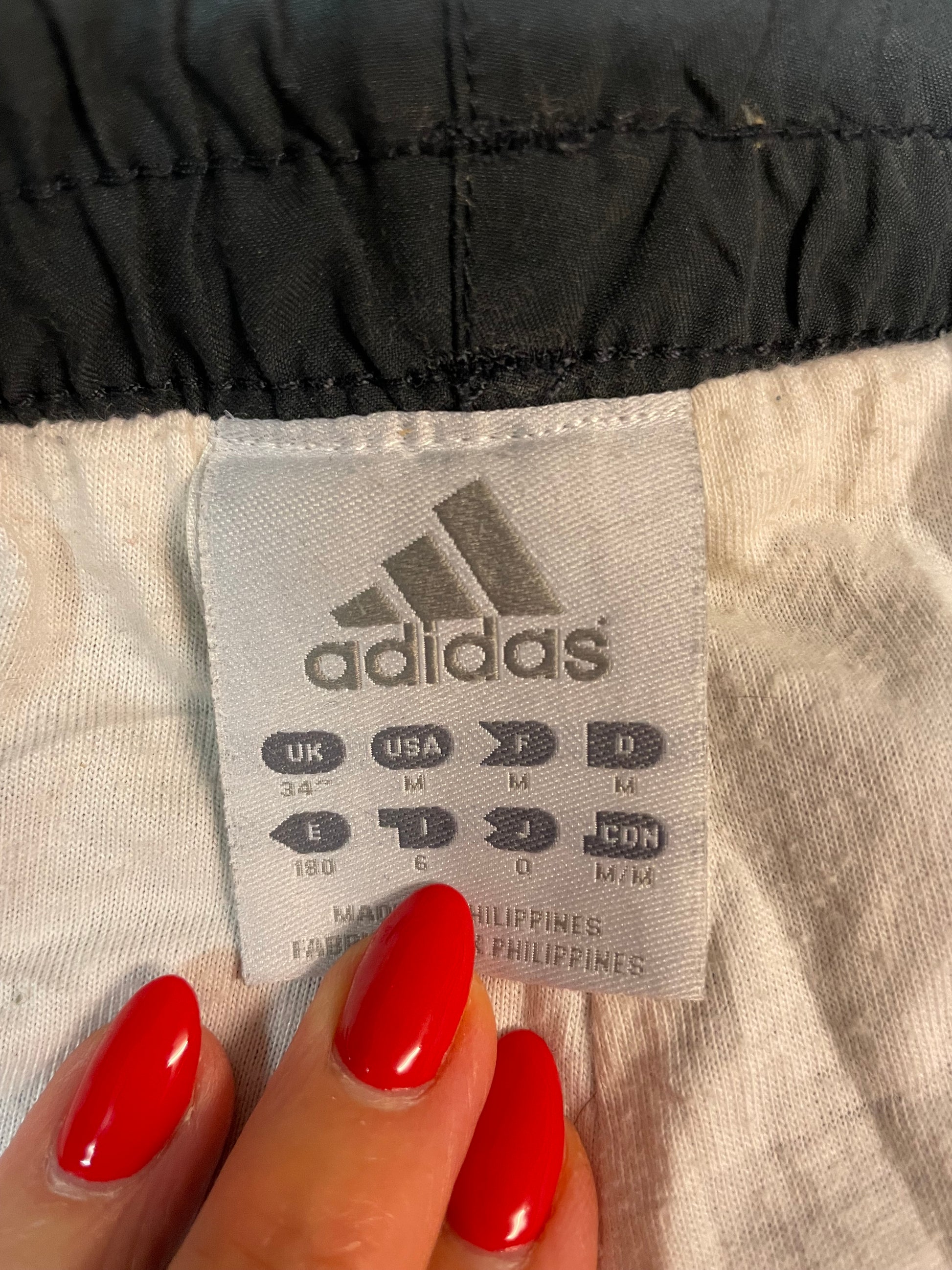 Entdecke unsere Vintage Track Pants von Nike und anderen Marken, erhältlich bei Valuxery.de - Dein Shop für trendige Vintage - Kleidung. Unsere Track Pants sind aus hochwertigen Materialien und