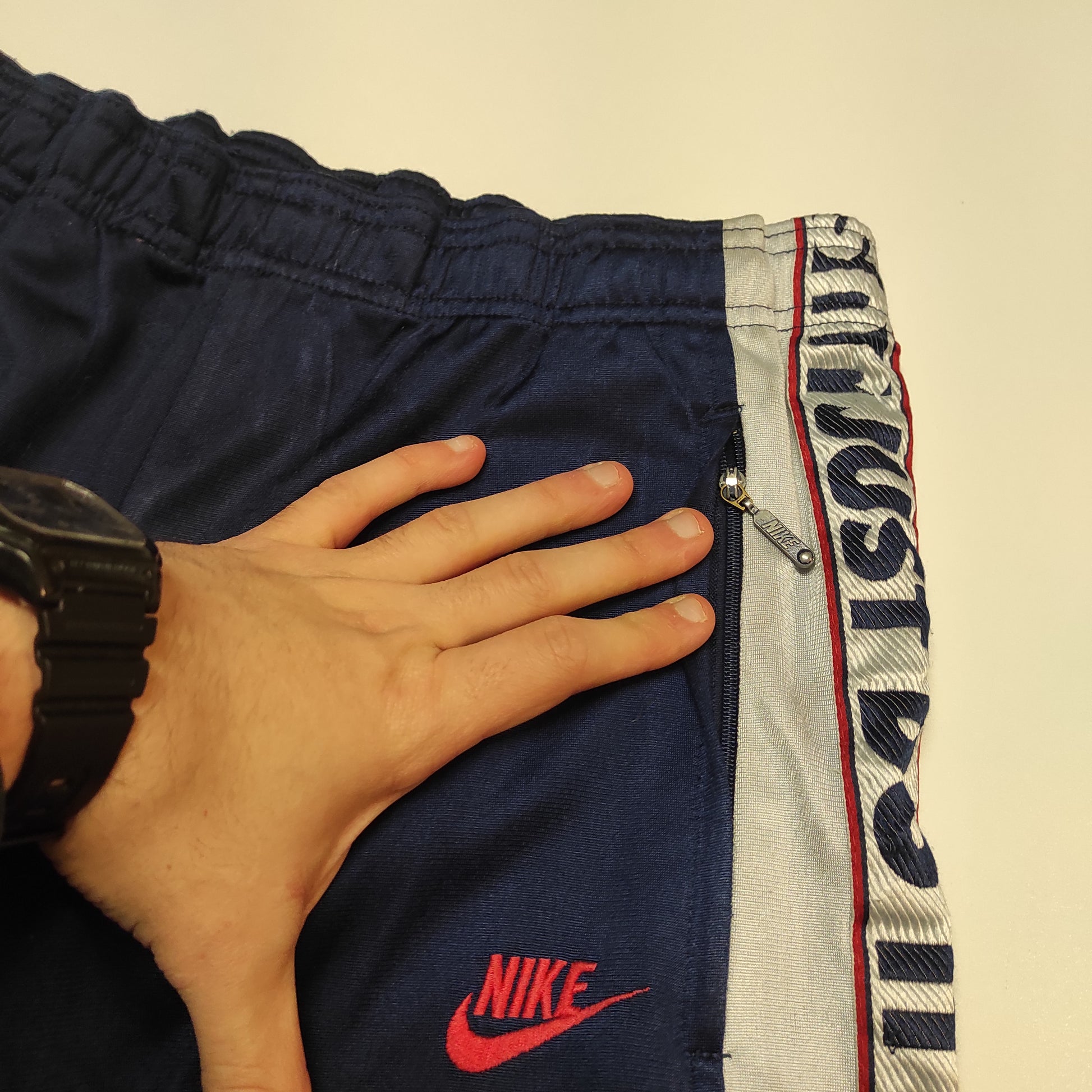 Entdecke unsere Vintage Track Pants von Nike und anderen Marken, erhältlich bei Valuxery.de - Dein Shop für trendige Vintage - Kleidung. Unsere Track Pants sind aus hochwertigen Materialien und