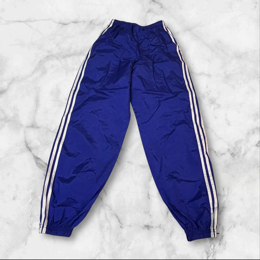 Entdecke unsere Vintage Track Pants von Nike und anderen Marken, erhältlich bei Valuxery.de - Dein Shop für trendige Vintage - Kleidung. Unsere Track Pants sind aus hochwertigen Materialien und