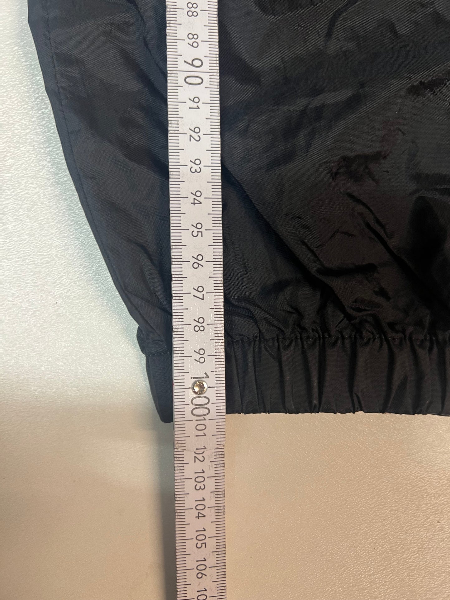 Entdecke unsere Vintage Track Pants von Nike und anderen Marken, erhältlich bei Valuxery.de - Dein Shop für trendige Vintage - Kleidung. Unsere Track Pants sind aus hochwertigen Materialien und