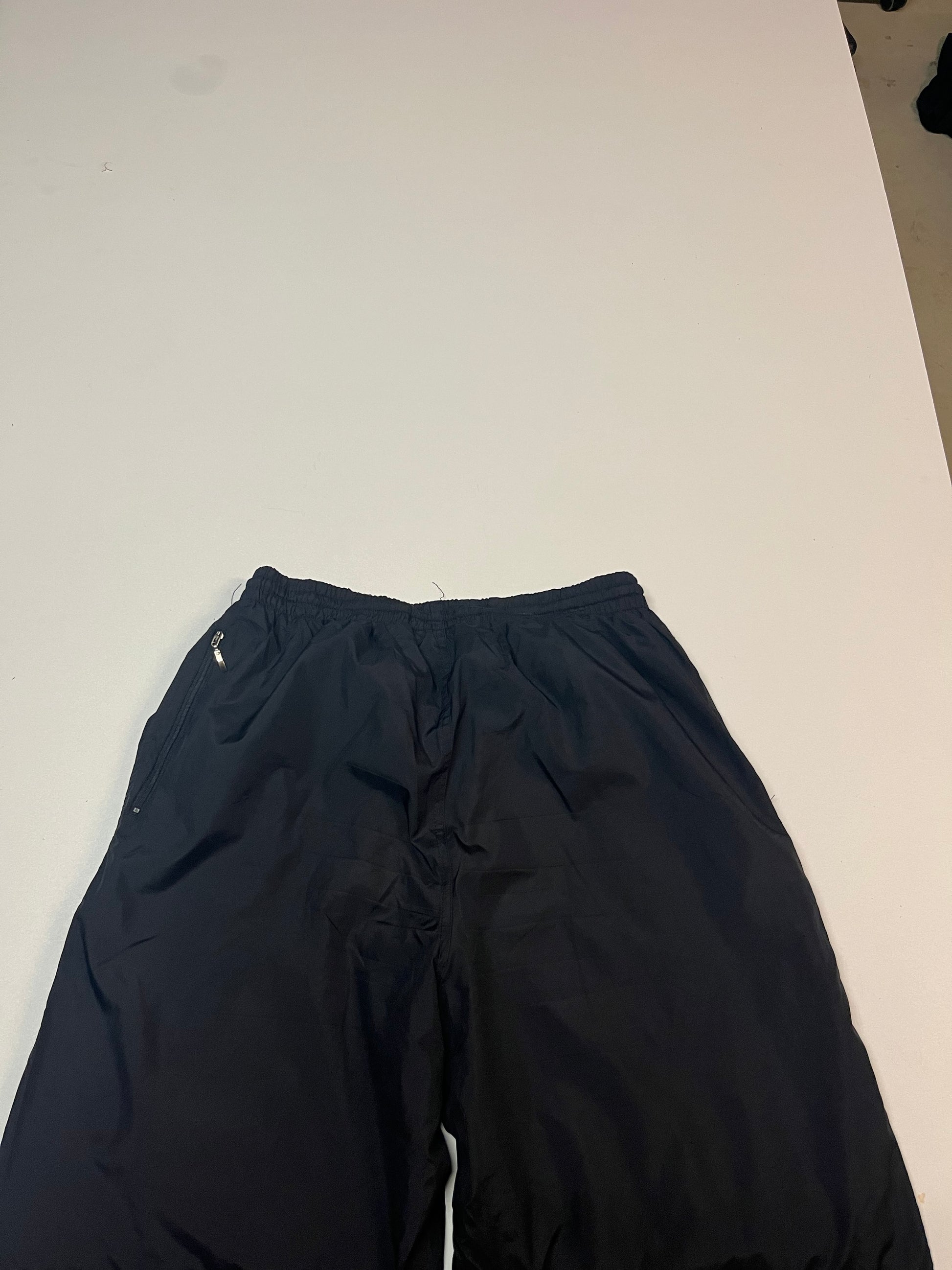 Entdecke unsere Vintage Track Pants von Nike und anderen Marken, erhältlich bei Valuxery.de - Dein Shop für trendige Vintage - Kleidung. Unsere Track Pants sind aus hochwertigen Materialien und