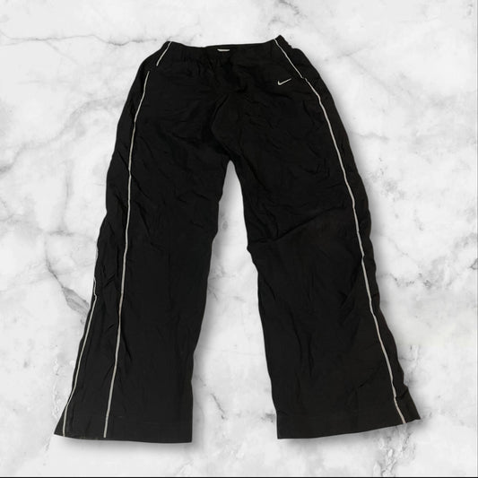 Entdecke unsere Vintage Track Pants von Nike und anderen Marken, erhältlich bei Valuxery.de - Dein Shop für trendige Vintage - Kleidung. Unsere Track Pants sind aus hochwertigen Materialien und