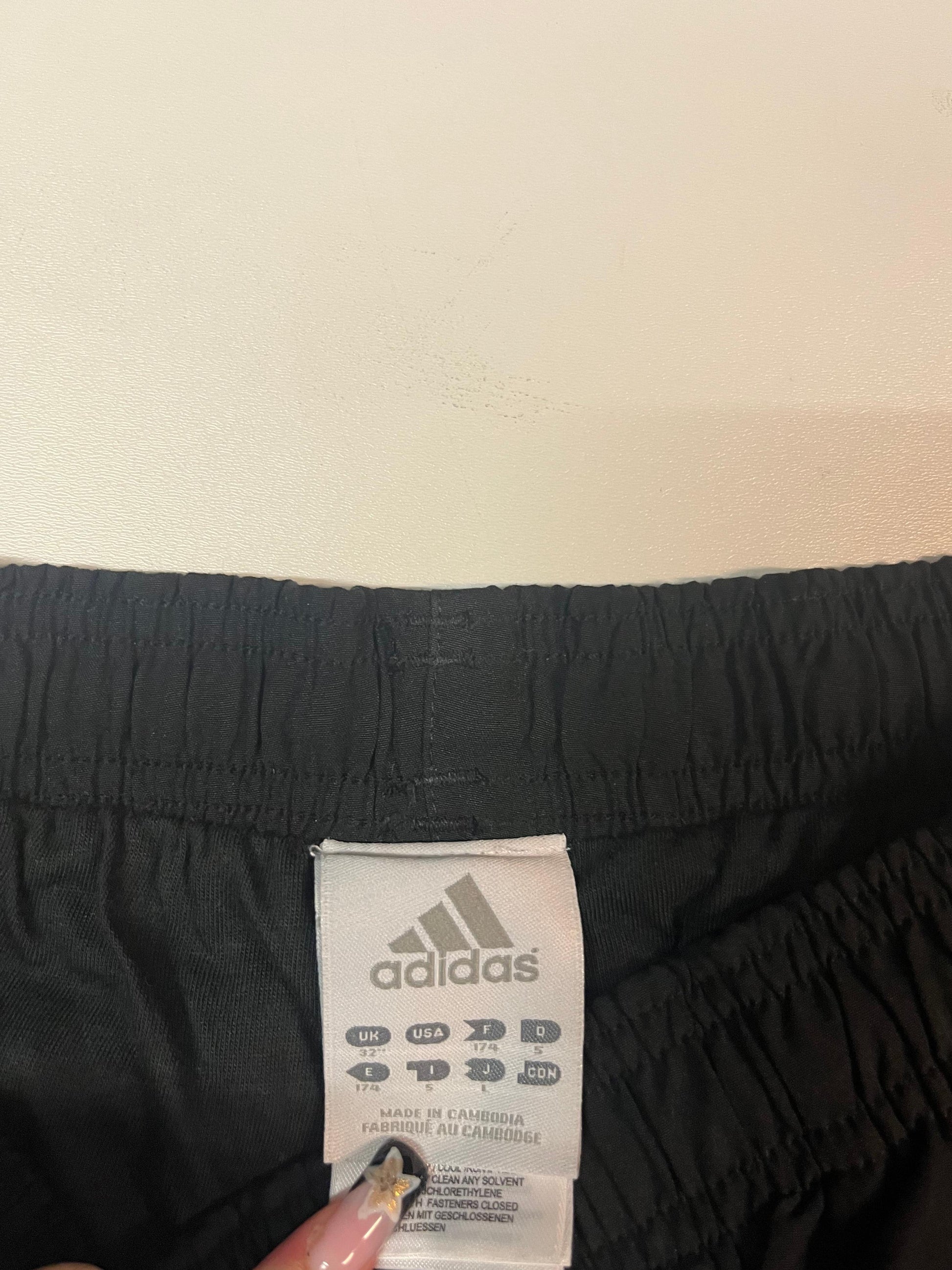 Entdecke unsere Vintage Track Pants von Nike und anderen Marken, erhältlich bei Valuxery.de - Dein Shop für trendige Vintage - Kleidung. Unsere Track Pants sind aus hochwertigen Materialien und