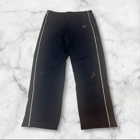 Entdecke unsere Vintage Track Pants von Nike und anderen Marken, erhältlich bei Valuxery.de - Dein Shop für trendige Vintage - Kleidung. Unsere Track Pants sind aus hochwertigen Materialien und