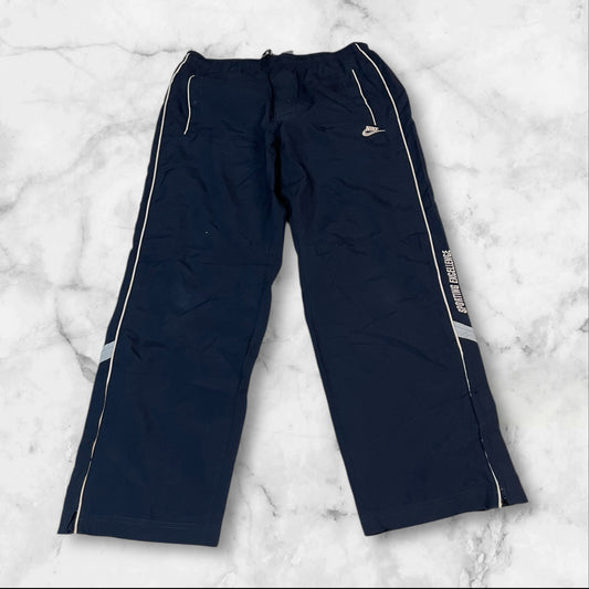 Entdecke unsere Vintage Track Pants von Nike und anderen Marken, erhältlich bei Valuxery.de - Dein Shop für trendige Vintage - Kleidung. Unsere Track Pants sind aus hochwertigen Materialien und