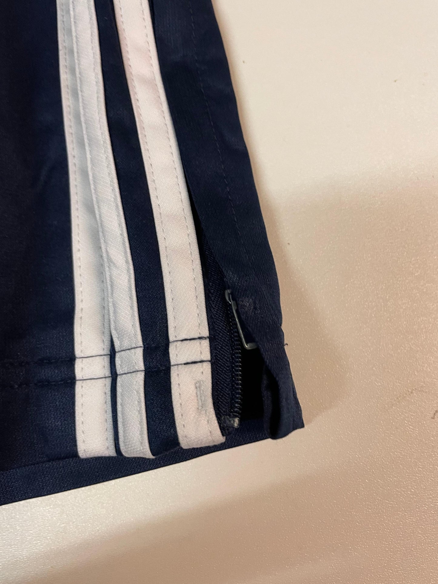 Entdecke unsere Vintage Track Pants von Nike und anderen Marken, erhältlich bei Valuxery.de - Dein Shop für trendige Vintage - Kleidung. Unsere Track Pants sind aus hochwertigen Materialien und