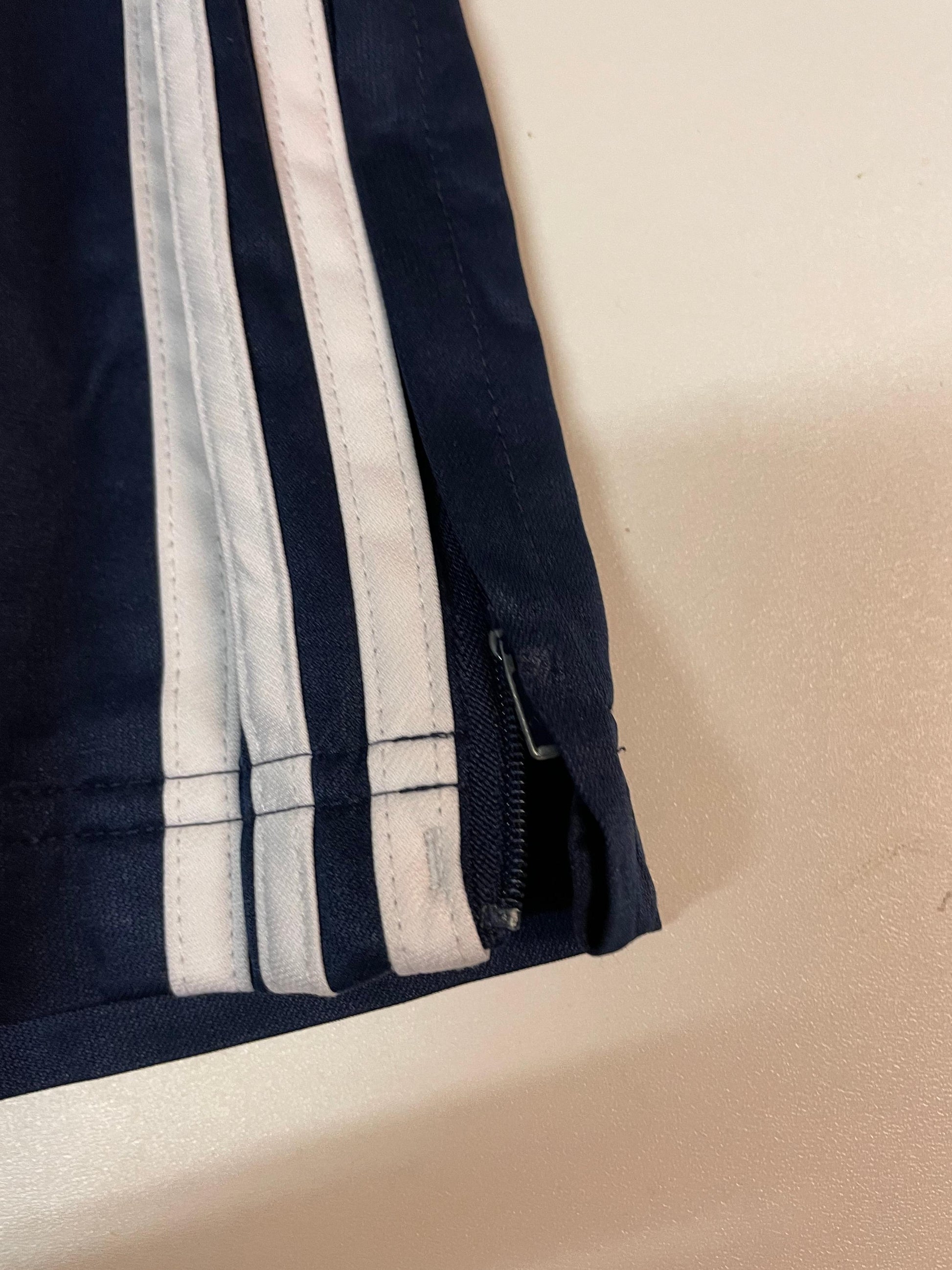 Entdecke unsere Vintage Track Pants von Nike und anderen Marken, erhältlich bei Valuxery.de - Dein Shop für trendige Vintage - Kleidung. Unsere Track Pants sind aus hochwertigen Materialien und