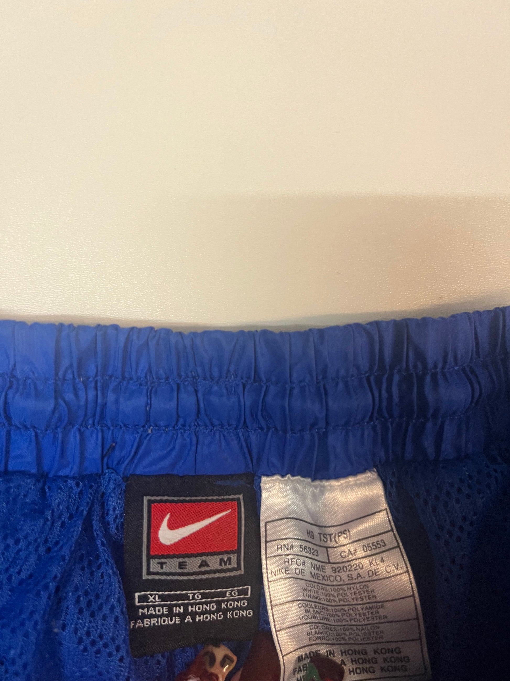 Entdecke unsere Vintage Track Pants von Nike und anderen Marken, erhältlich bei Valuxery.de - Dein Shop für trendige Vintage - Kleidung. Unsere Track Pants sind aus hochwertigen Materialien und