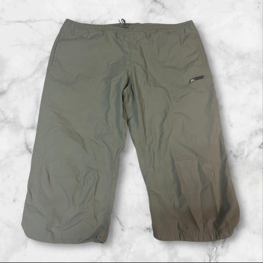 Entdecke unsere Vintage Track Pants von Nike und anderen Marken, erhältlich bei Valuxery.de - Dein Shop für trendige Vintage - Kleidung. Unsere Track Pants sind aus hochwertigen Materialien und