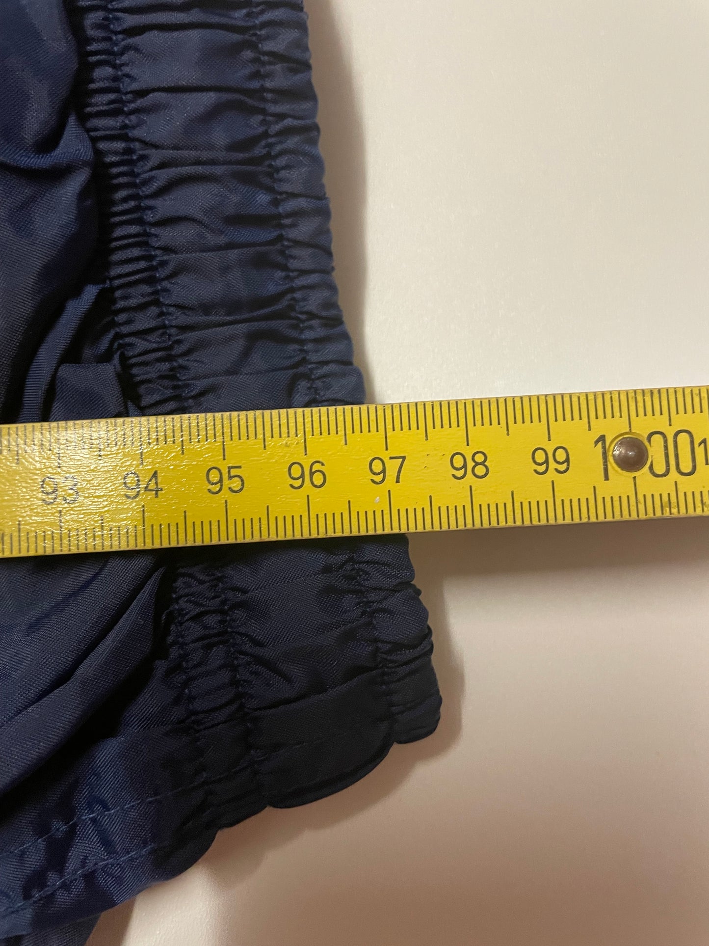 Entdecke unsere Vintage Track Pants von Nike und anderen Marken, erhältlich bei Valuxery.de - Dein Shop für trendige Vintage - Kleidung. Unsere Track Pants sind aus hochwertigen Materialien und