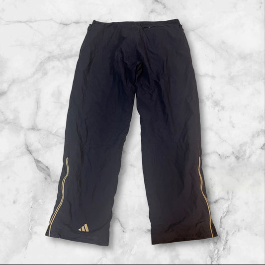 Entdecke unsere Vintage Track Pants von Nike und anderen Marken, erhältlich bei Valuxery.de - Dein Shop für trendige Vintage - Kleidung. Unsere Track Pants sind aus hochwertigen Materialien und
