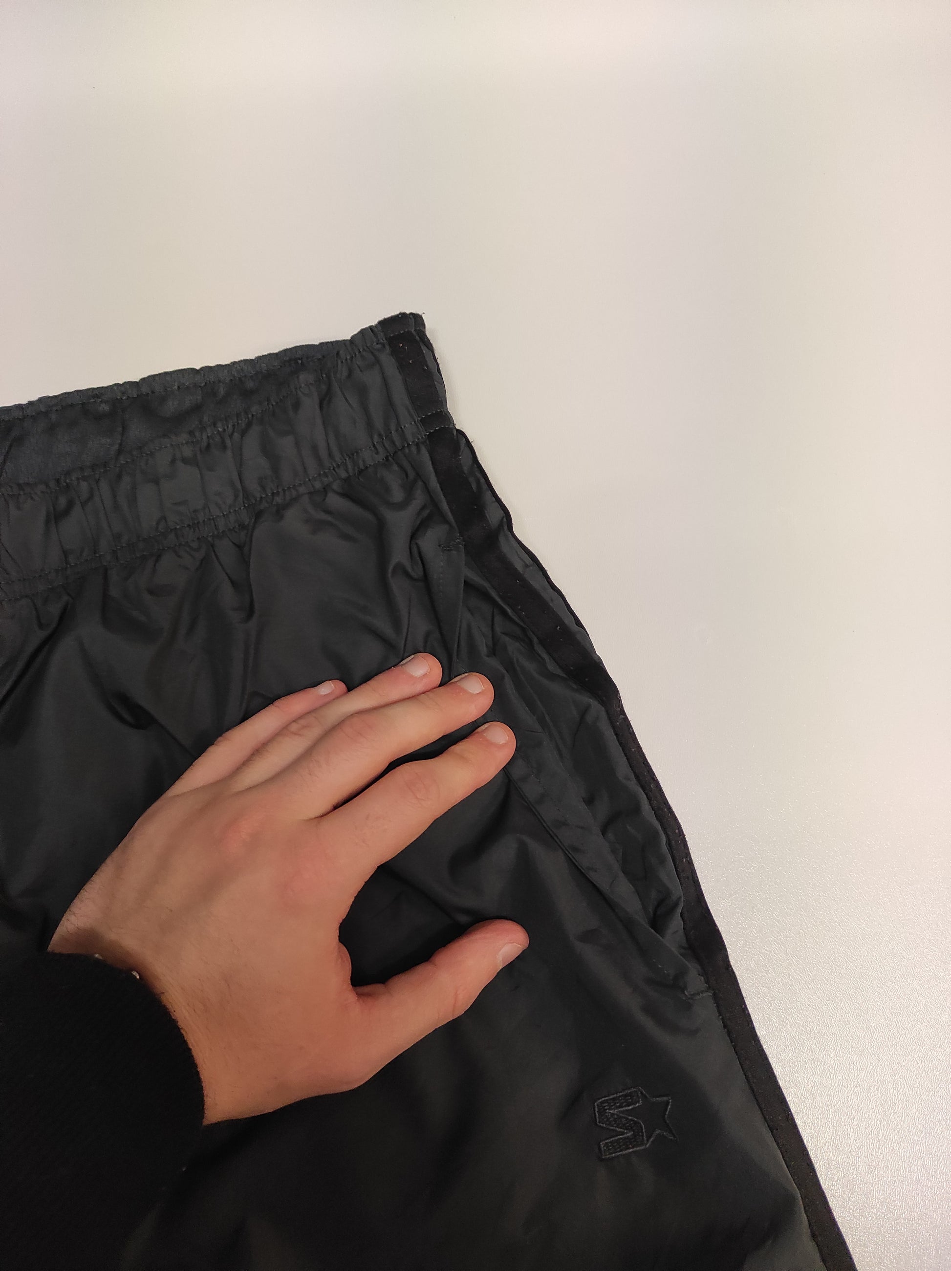 Entdecke unsere Vintage Track Pants von Nike und anderen Marken, erhältlich bei Valuxery.de - Dein Shop für trendige Vintage - Kleidung. Unsere Track Pants sind aus hochwertigen Materialien und