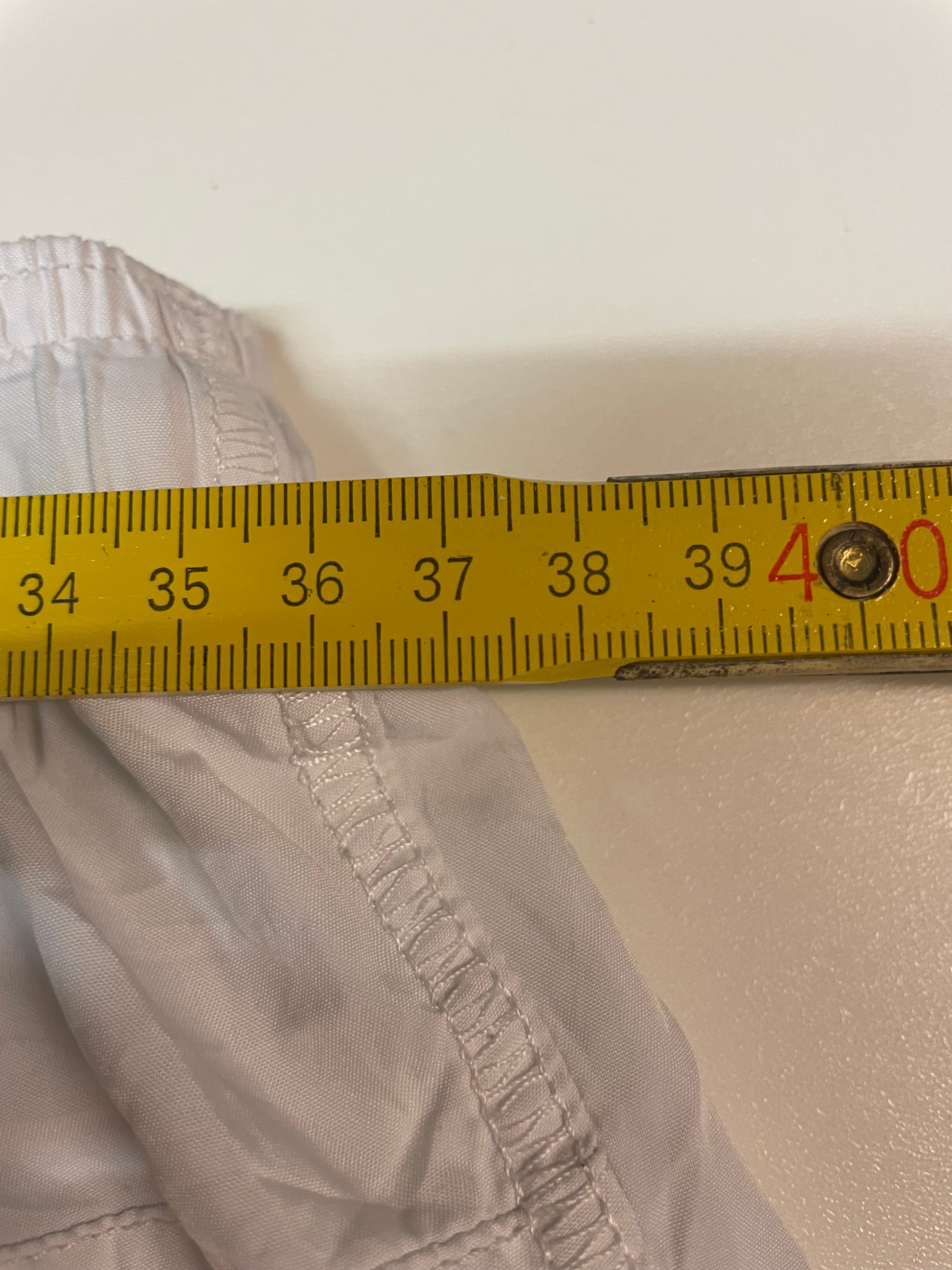 Entdecke unsere Vintage Track Pants von Nike und anderen Marken, erhältlich bei Valuxery.de - Dein Shop für trendige Vintage - Kleidung. Unsere Track Pants sind aus hochwertigen Materialien und