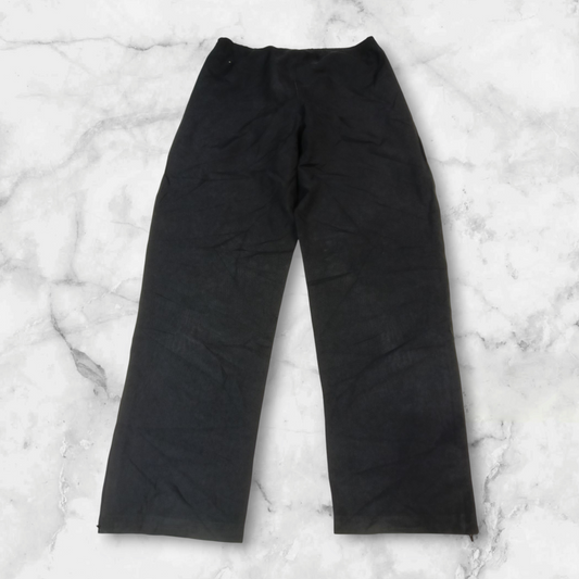 Entdecke unsere Vintage Track Pants von Nike und anderen Marken, erhältlich bei Valuxery.de - Dein Shop für trendige Vintage - Kleidung. Unsere Track Pants sind aus hochwertigen Materialien und