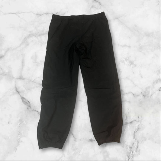 Entdecke unsere Vintage Track Pants von Nike und anderen Marken, erhältlich bei Valuxery.de - Dein Shop für trendige Vintage - Kleidung. Unsere Track Pants sind aus hochwertigen Materialien und