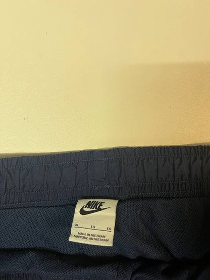 Entdecke unsere Vintage Track Pants von Nike und anderen Marken, erhältlich bei Valuxery.de - Dein Shop für trendige Vintage - Kleidung. Unsere Track Pants sind aus hochwertigen Materialien und