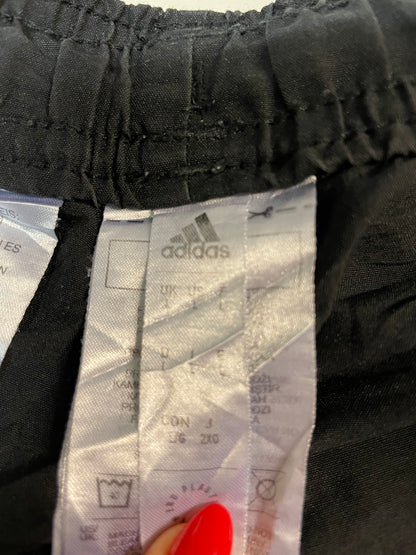 Entdecke unsere Vintage Track Pants von Nike und anderen Marken, erhältlich bei Valuxery.de - Dein Shop für trendige Vintage - Kleidung. Unsere Track Pants sind aus hochwertigen Materialien und
