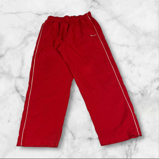 Entdecke unsere Vintage Track Pants von Nike und anderen Marken, erhältlich bei Valuxery.de - Dein Shop für trendige Vintage - Kleidung. Unsere Track Pants sind aus hochwertigen Materialien und