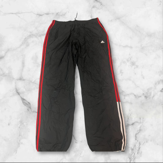 Entdecke unsere Vintage Track Pants von Nike und anderen Marken, erhältlich bei Valuxery.de - Dein Shop für trendige Vintage - Kleidung. Unsere Track Pants sind aus hochwertigen Materialien und