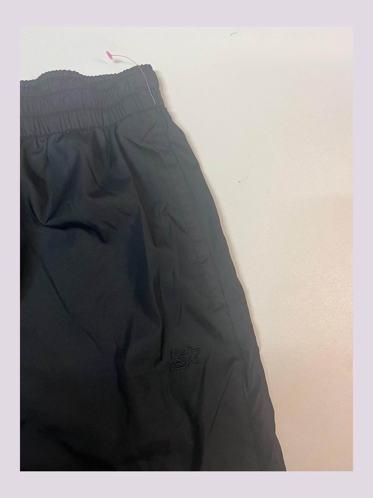 Entdecke unsere Vintage Track Pants von Nike und anderen Marken, erhältlich bei Valuxery.de - Dein Shop für trendige Vintage - Kleidung. Unsere Track Pants sind aus hochwertigen Materialien und