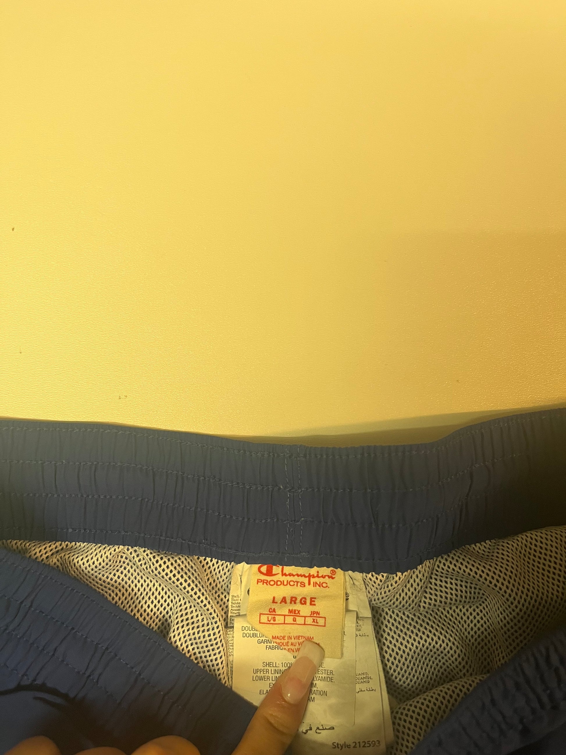 Entdecke unsere Vintage Track Pants von Nike und anderen Marken, erhältlich bei Valuxery.de - Dein Shop für trendige Vintage - Kleidung. Unsere Track Pants sind aus hochwertigen Materialien und