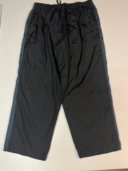 Entdecke unsere Vintage Track Pants von Nike und anderen Marken, erhältlich bei Valuxery.de - Dein Shop für trendige Vintage - Kleidung. Unsere Track Pants sind aus hochwertigen Materialien und