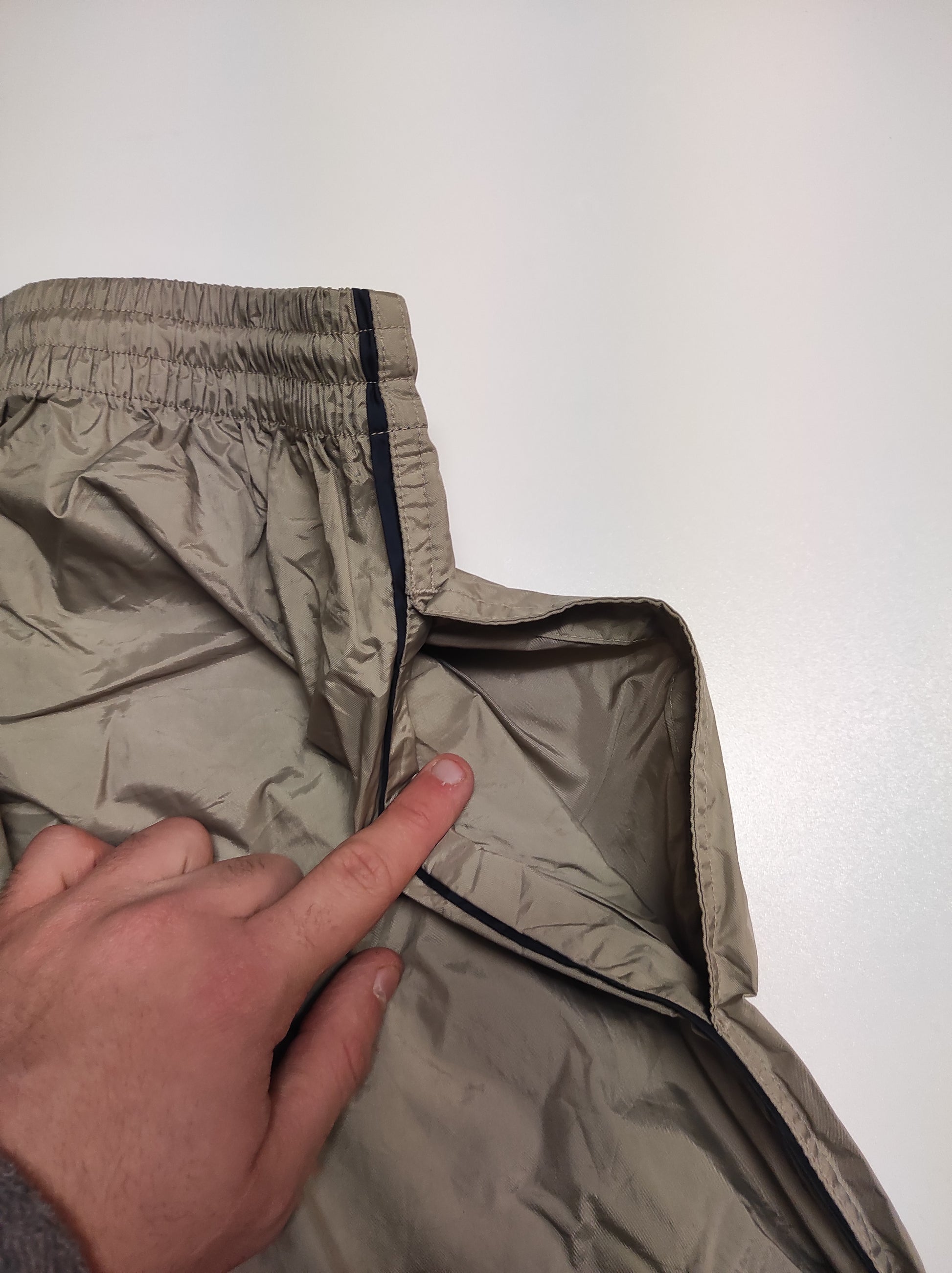 Entdecke unsere Vintage Track Pants von Nike und anderen Marken, erhältlich bei Valuxery.de - Dein Shop für trendige Vintage - Kleidung. Unsere Track Pants sind aus hochwertigen Materialien und