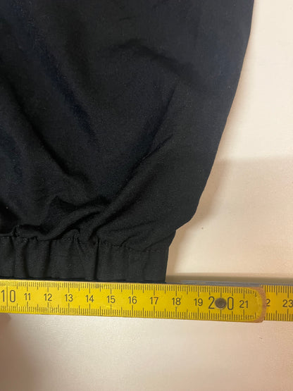 Entdecke unsere Vintage Track Pants von Nike und anderen Marken, erhältlich bei Valuxery.de - Dein Shop für trendige Vintage - Kleidung. Unsere Track Pants sind aus hochwertigen Materialien und