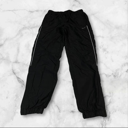 Entdecke unsere Vintage Track Pants von Nike und anderen Marken, erhältlich bei Valuxery.de - Dein Shop für trendige Vintage - Kleidung. Unsere Track Pants sind aus hochwertigen Materialien und