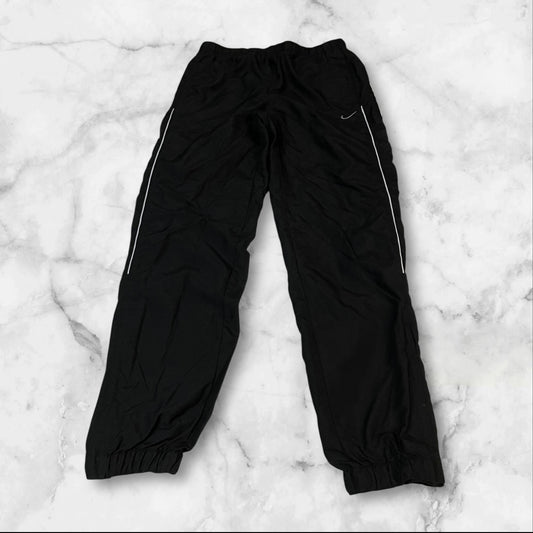 Entdecke unsere Vintage Track Pants von Nike und anderen Marken, erhältlich bei Valuxery.de - Dein Shop für trendige Vintage - Kleidung. Unsere Track Pants sind aus hochwertigen Materialien und
