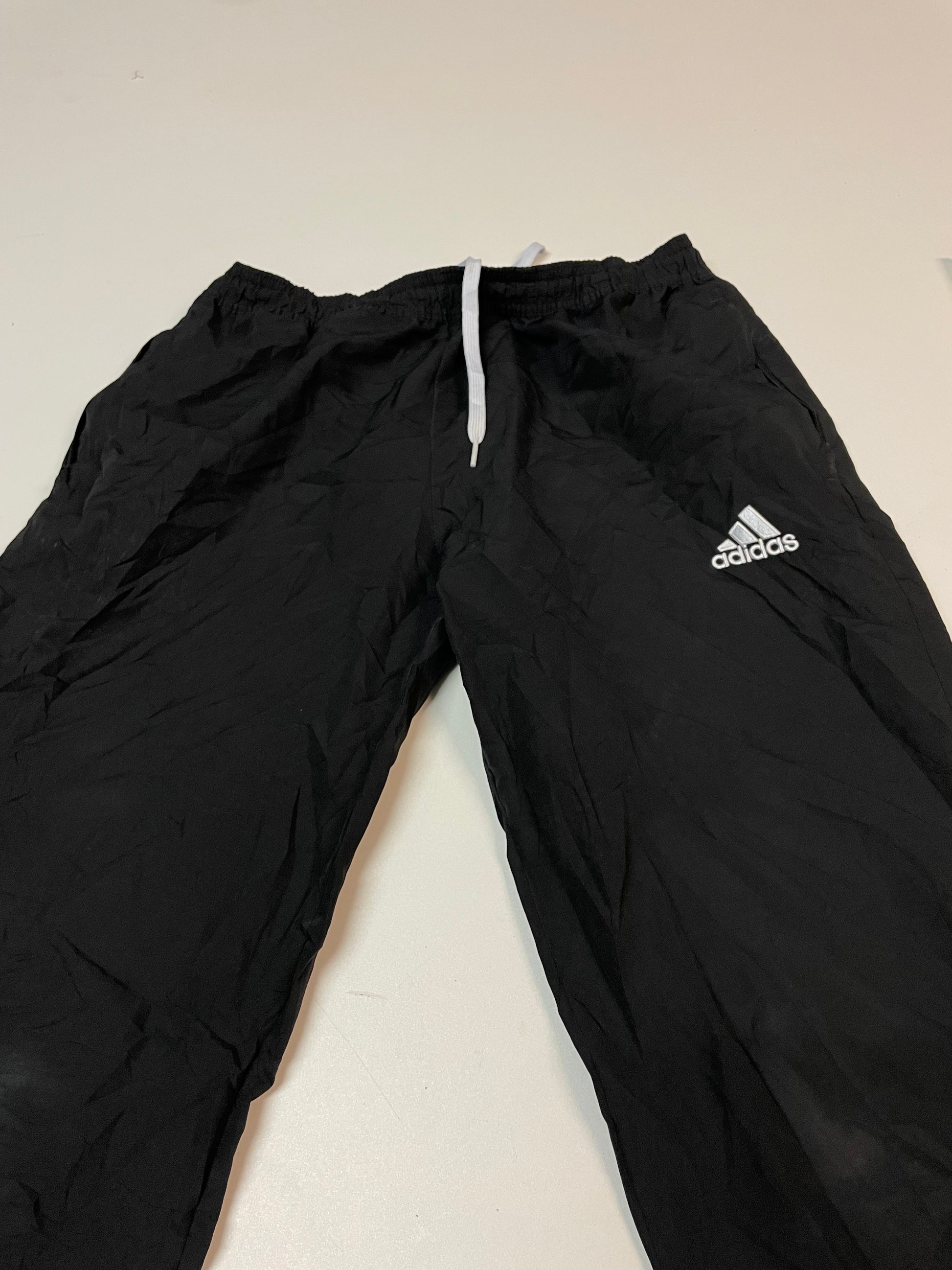 Entdecke unsere Vintage Track Pants von Nike und anderen Marken, erhältlich bei Valuxery.de - Dein Shop für trendige Vintage - Kleidung. Unsere Track Pants sind aus hochwertigen Materialien und