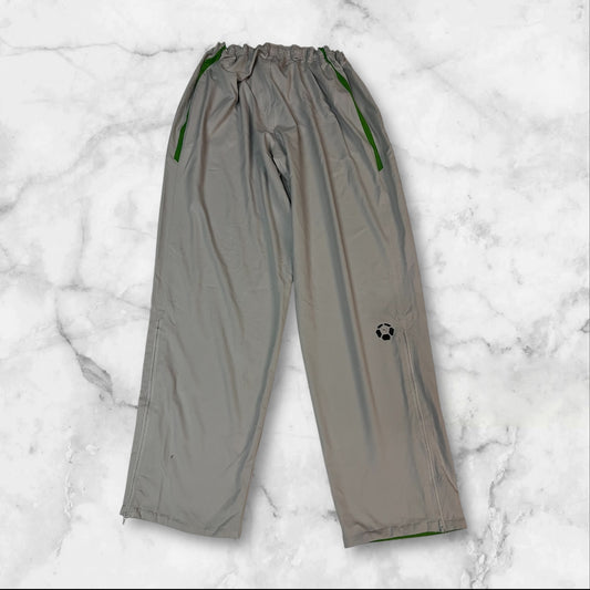 Entdecke unsere Vintage Track Pants von Nike und anderen Marken, erhältlich bei Valuxery.de - Dein Shop für trendige Vintage - Kleidung. Unsere Track Pants sind aus hochwertigen Materialien und