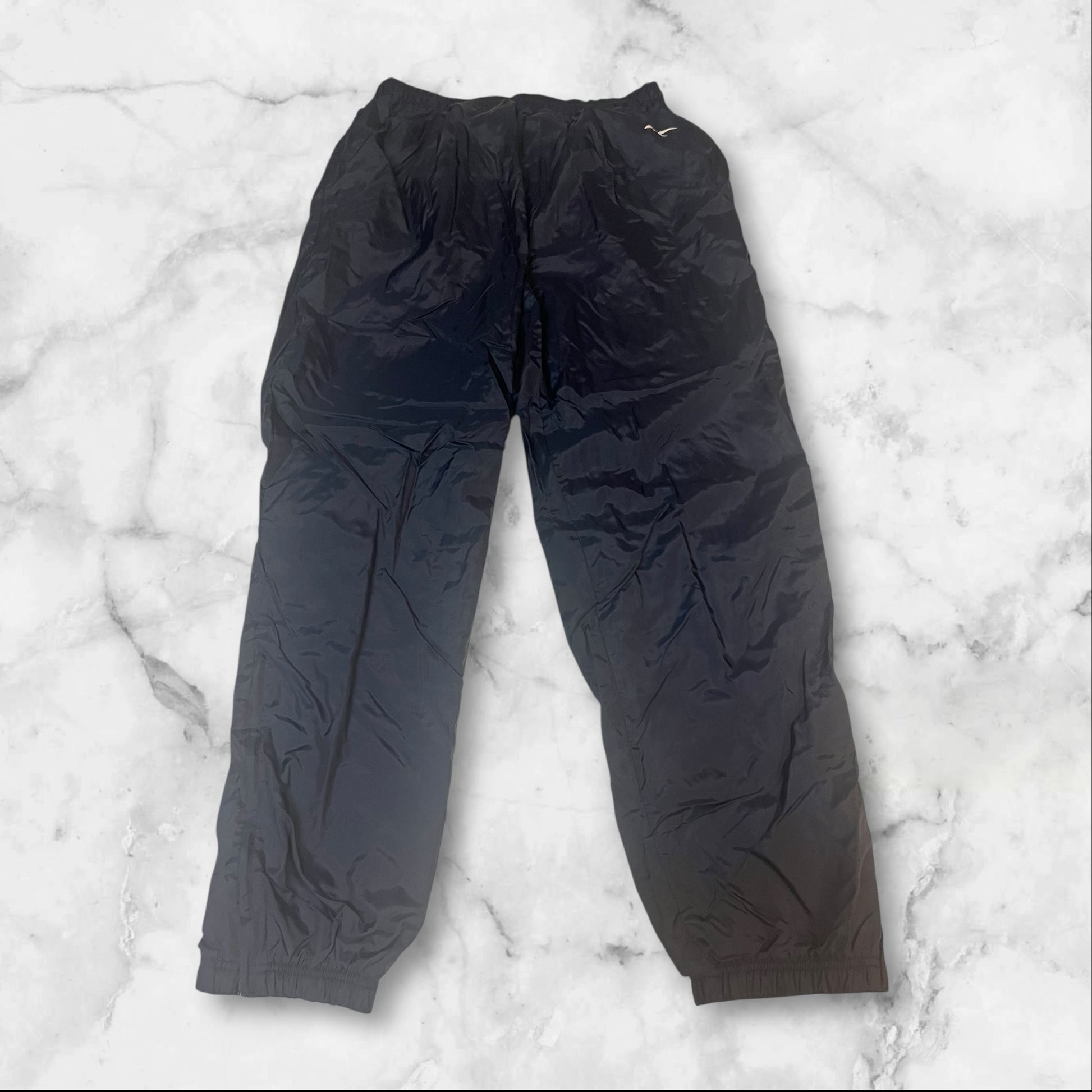 Entdecke unsere Vintage Track Pants von Nike und anderen Marken, erhältlich bei Valuxery.de - Dein Shop für trendige Vintage - Kleidung. Unsere Track Pants sind aus hochwertigen Materialien und