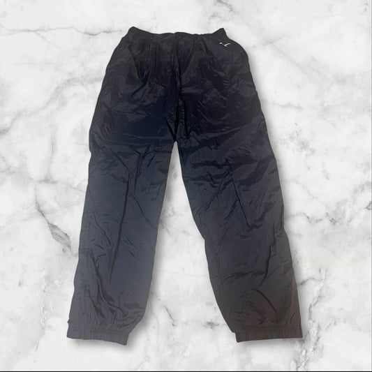 Entdecke unsere Vintage Track Pants von Nike und anderen Marken, erhältlich bei Valuxery.de - Dein Shop für trendige Vintage - Kleidung. Unsere Track Pants sind aus hochwertigen Materialien und