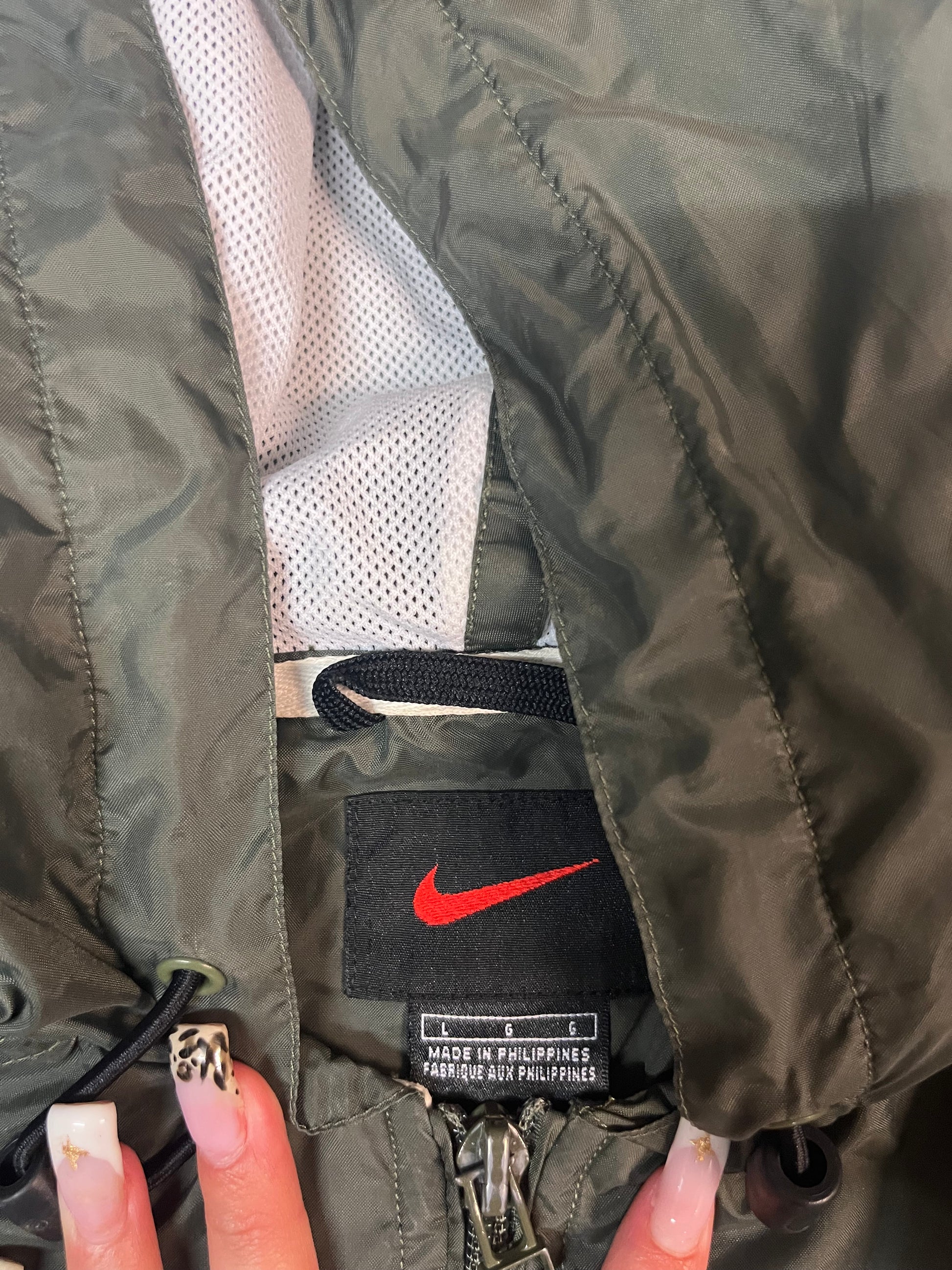 Entdecke unsere Vintage Track Pants von Nike und anderen Marken, erhältlich bei Valuxery.de - Dein Shop für trendige Vintage - Kleidung. Unsere Track Pants sind aus hochwertigen Materialien und