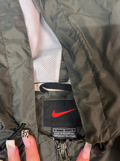 Entdecke unsere Vintage Track Pants von Nike und anderen Marken, erhältlich bei Valuxery.de - Dein Shop für trendige Vintage - Kleidung. Unsere Track Pants sind aus hochwertigen Materialien und