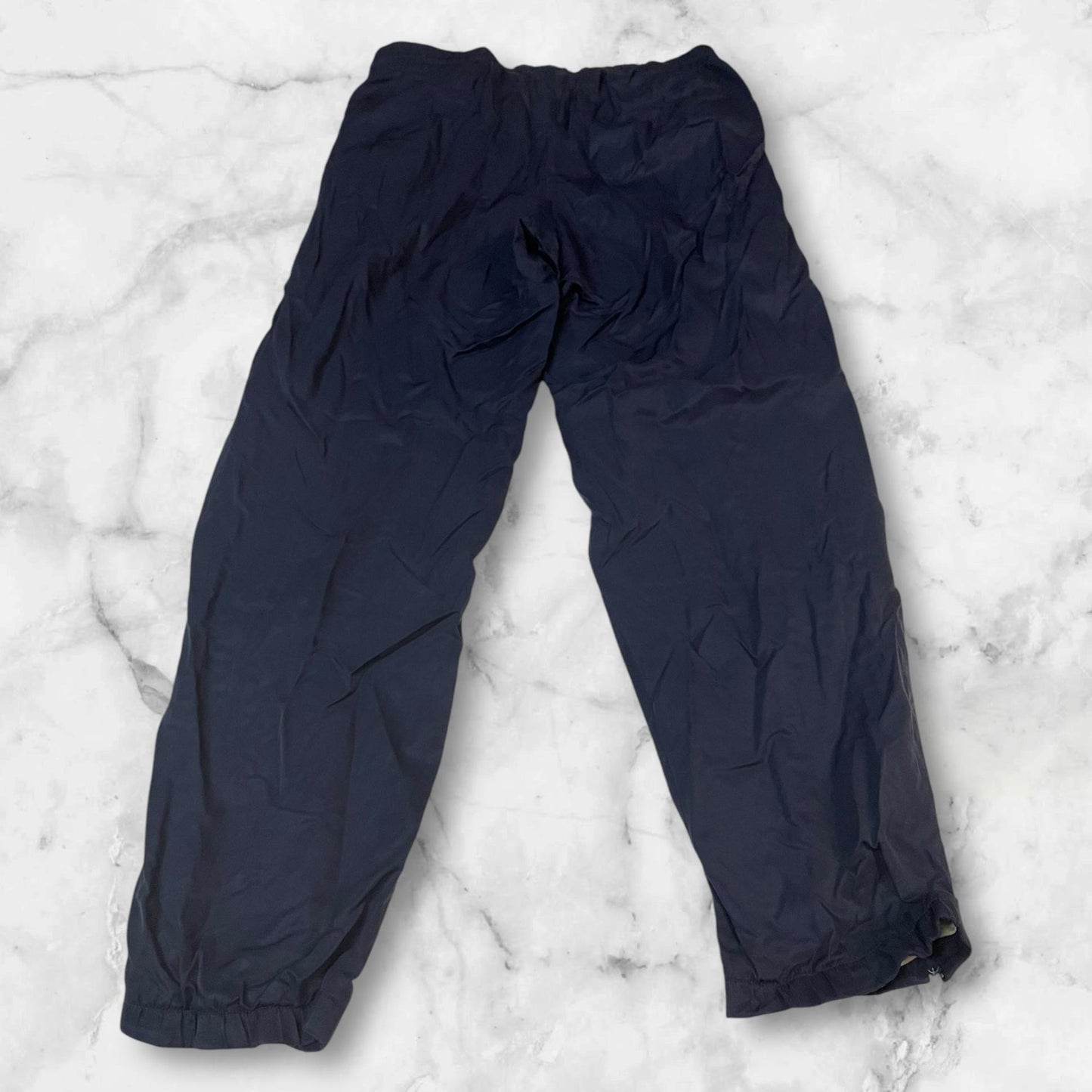 Entdecke unsere Vintage Track Pants von Nike und anderen Marken, erhältlich bei Valuxery.de - Dein Shop für trendige Vintage - Kleidung. Unsere Track Pants sind aus hochwertigen Materialien und