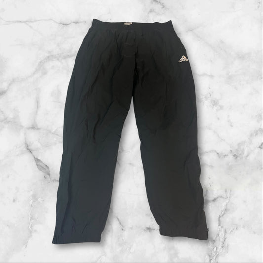 Entdecke unsere Vintage Track Pants von Nike und anderen Marken, erhältlich bei Valuxery.de - Dein Shop für trendige Vintage - Kleidung. Unsere Track Pants sind aus hochwertigen Materialien und