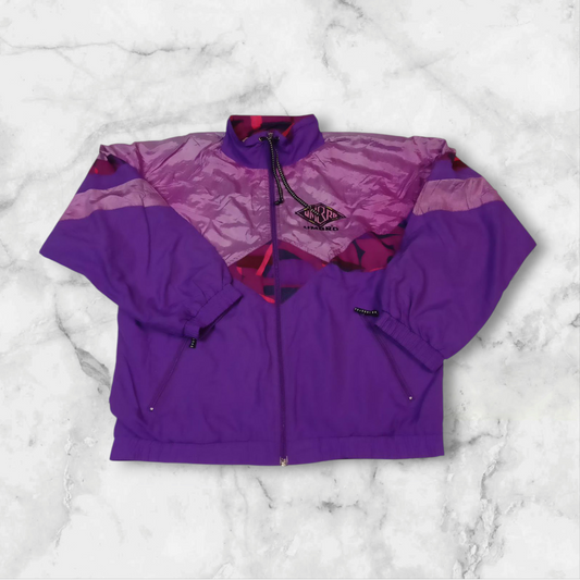 Entdecke unsere Vintage Track Pants von Nike und anderen Marken, erhältlich bei Valuxery.de - Dein Shop für trendige Vintage - Kleidung. Unsere Track Pants sind aus hochwertigen Materialien und