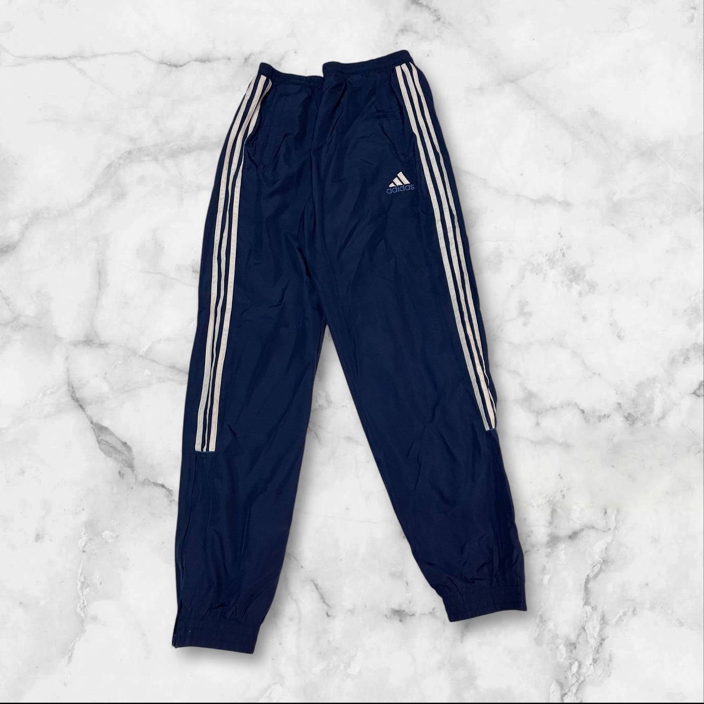 Entdecke unsere Vintage Track Pants von Nike und anderen Marken, erhältlich bei Valuxery.de - Dein Shop für trendige Vintage - Kleidung. Unsere Track Pants sind aus hochwertigen Materialien und