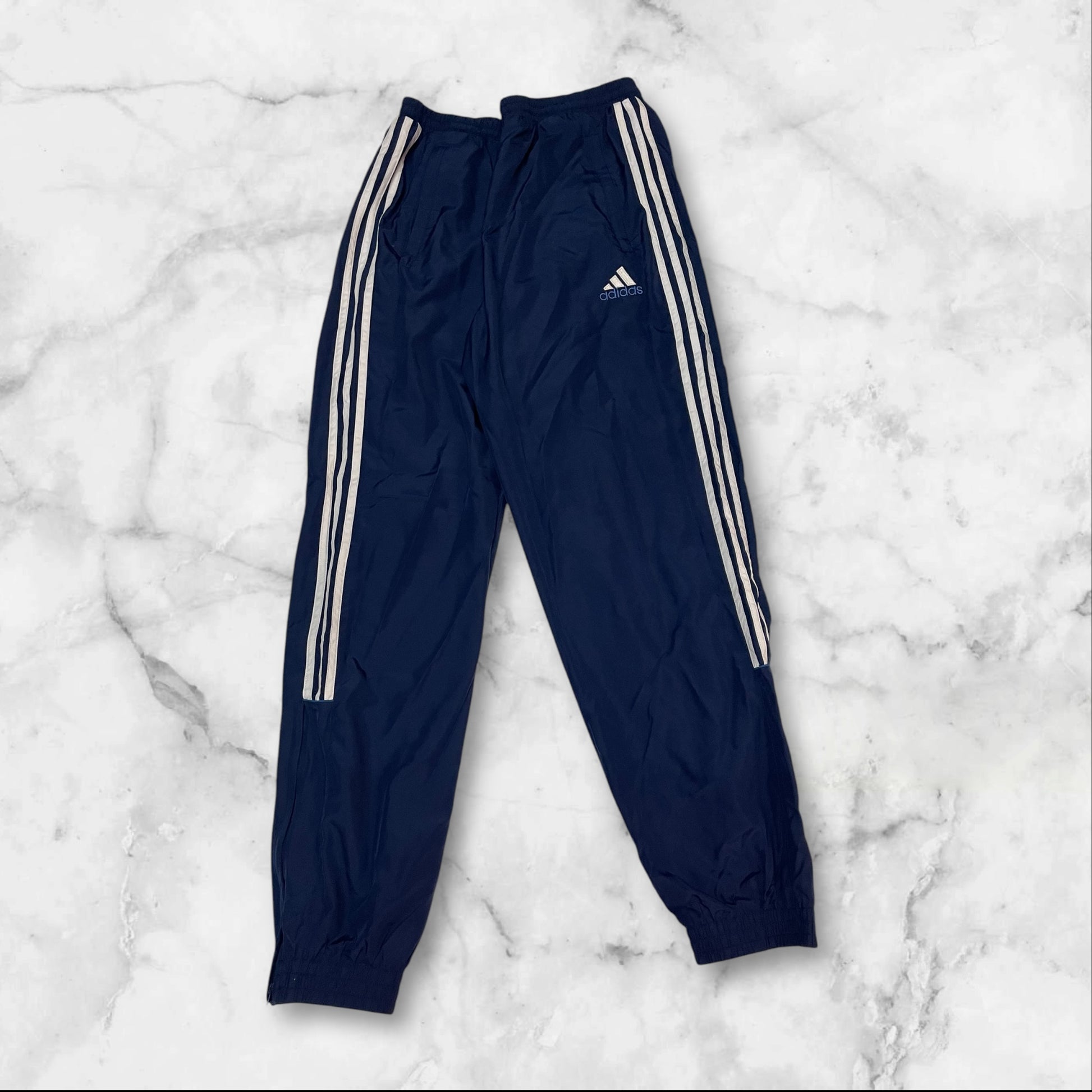 Entdecke unsere Vintage Track Pants von Nike und anderen Marken, erhältlich bei Valuxery.de - Dein Shop für trendige Vintage - Kleidung. Unsere Track Pants sind aus hochwertigen Materialien und