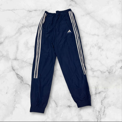 Entdecke unsere Vintage Track Pants von Nike und anderen Marken, erhältlich bei Valuxery.de - Dein Shop für trendige Vintage - Kleidung. Unsere Track Pants sind aus hochwertigen Materialien und