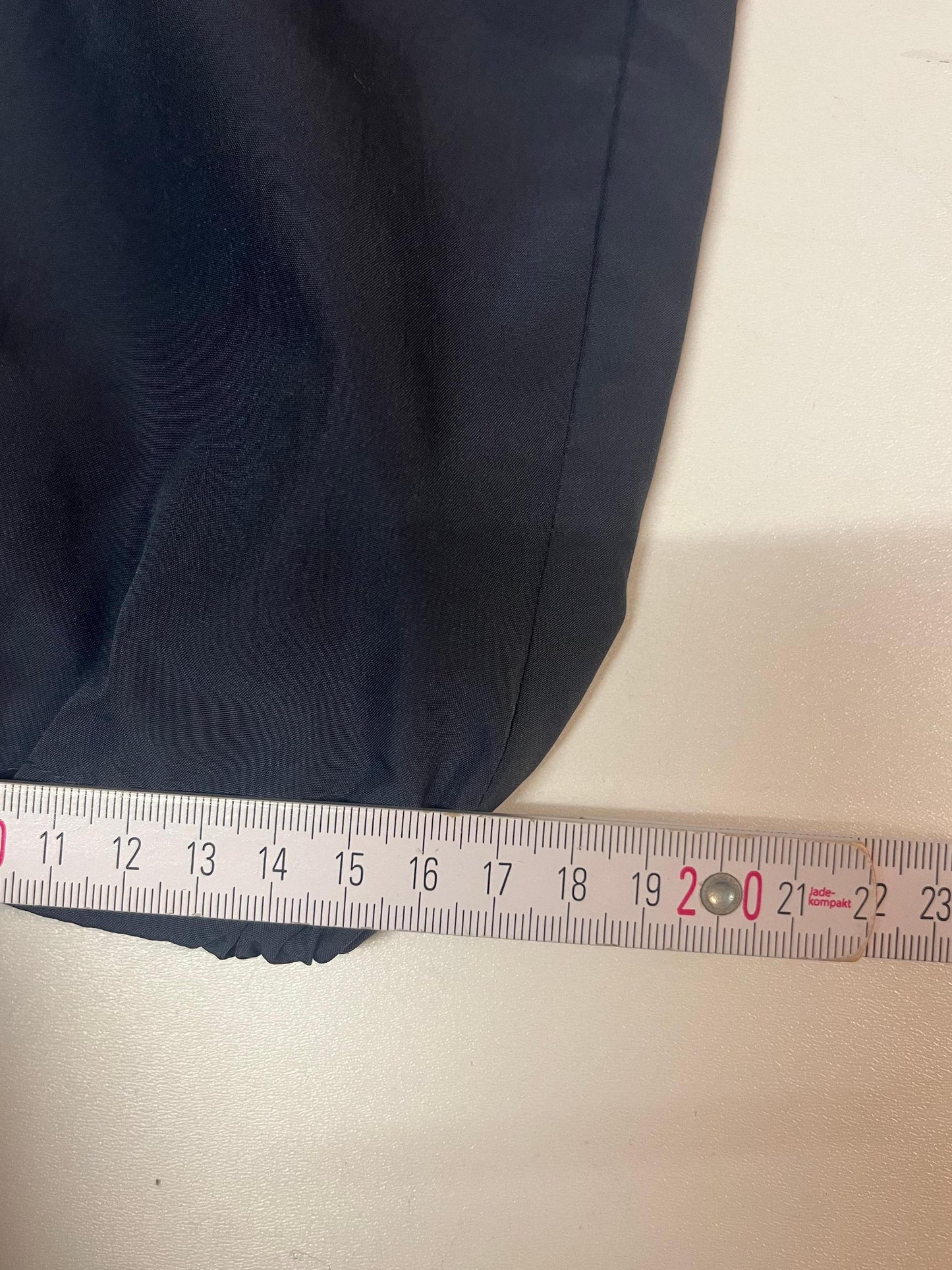 Entdecke unsere Vintage Track Pants von Nike und anderen Marken, erhältlich bei Valuxery.de - Dein Shop für trendige Vintage - Kleidung. Unsere Track Pants sind aus hochwertigen Materialien und