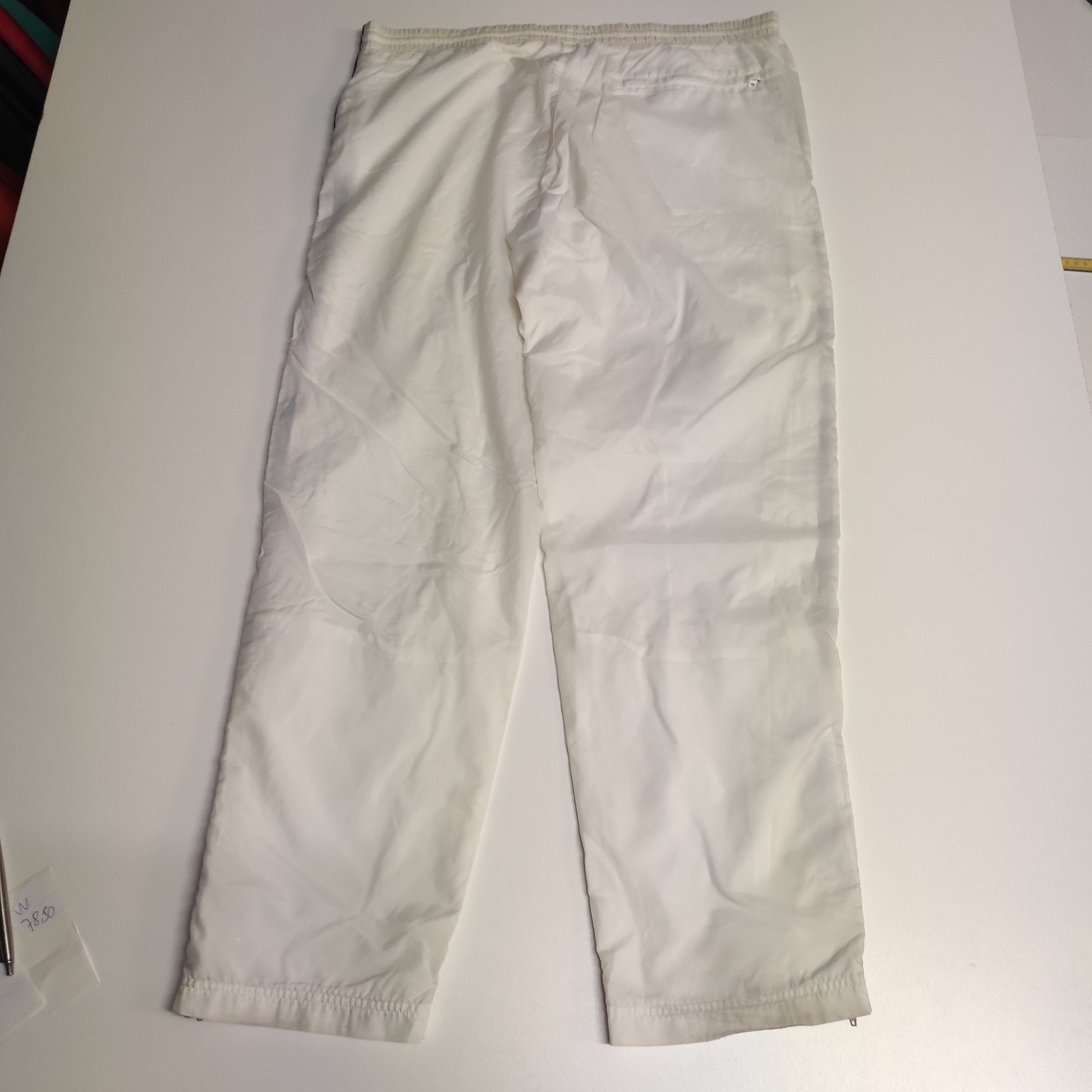 Entdecke unsere Vintage Track Pants von Nike und anderen Marken, erhältlich bei Valuxery.de - Dein Shop für trendige Vintage - Kleidung. Unsere Track Pants sind aus hochwertigen Materialien und