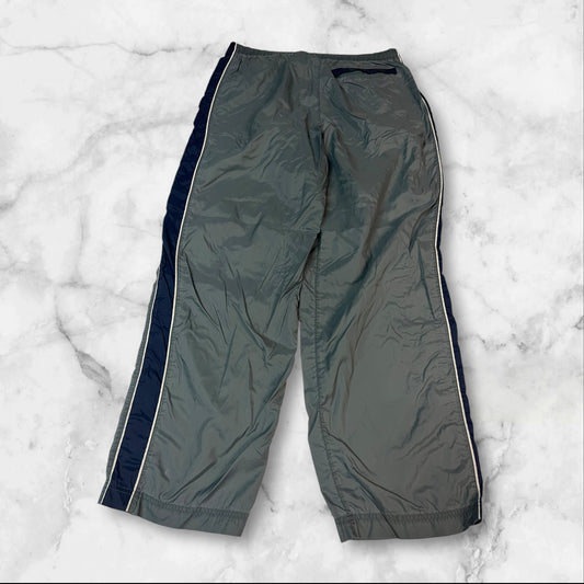Entdecke unsere Vintage Track Pants von Nike und anderen Marken, erhältlich bei Valuxery.de - Dein Shop für trendige Vintage - Kleidung. Unsere Track Pants sind aus hochwertigen Materialien und
