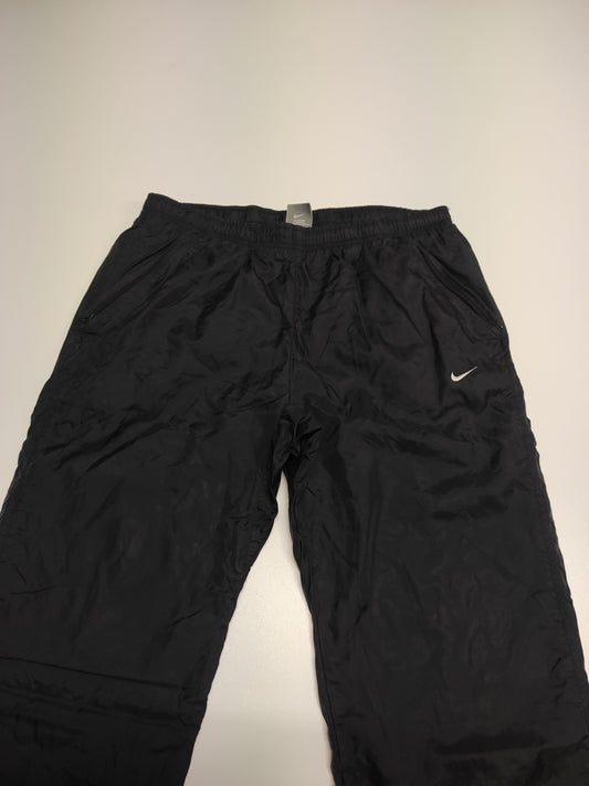 Entdecke unsere Vintage Track Pants von Nike und anderen Marken, erhältlich bei Valuxery.de - Dein Shop für trendige Vintage - Kleidung. Unsere Track Pants sind aus hochwertigen Materialien und